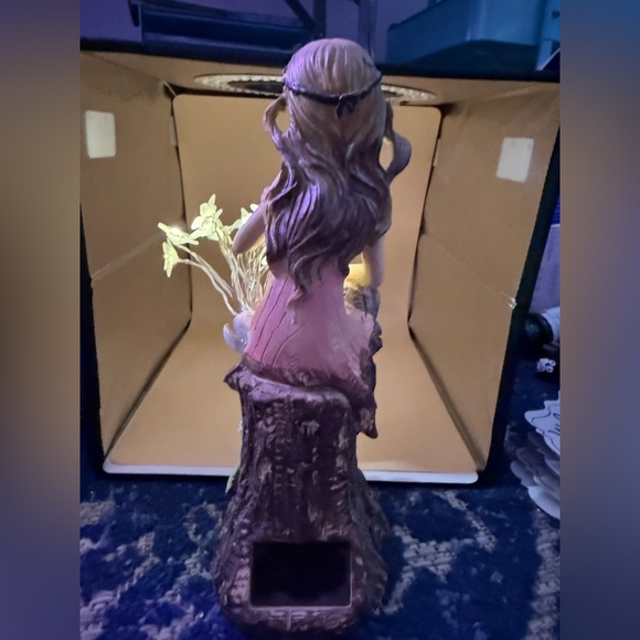 Beautiful girl with led glowing flowers - Picture 10 of 10